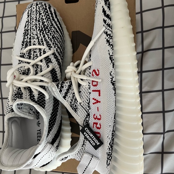 Yeezy 350 V2 “Zebra” - Picture 4 of 6